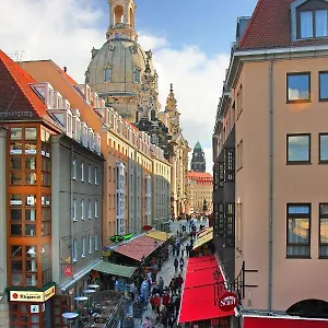 Muenzgasse An Der Frauenkirche Dresda